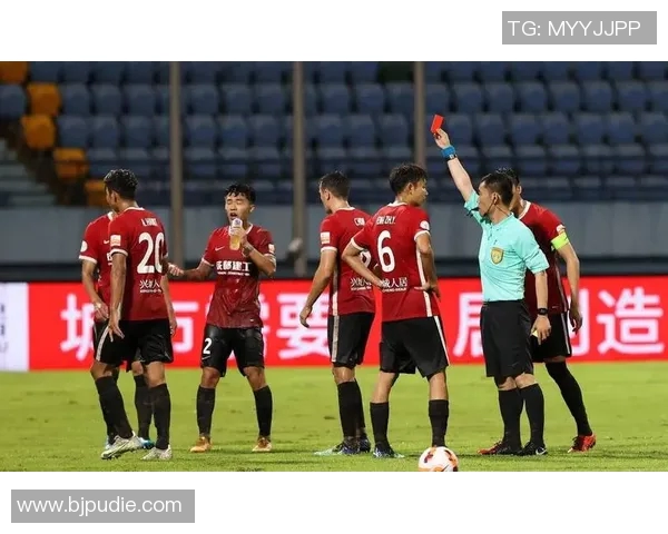 成都足球队的默契配合揭秘:从战术到团队精神的深度解析 成都足球队的默契配合揭秘:从战术到团队精神的深度解析