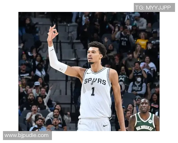 文班亚马首场比赛表现惊艳五次盖帽并隔扣字母哥引发热议